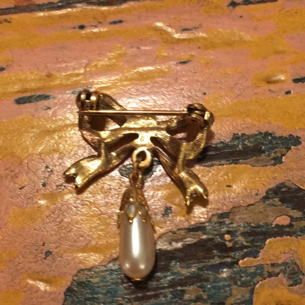 Pretty Brooch - Picture 2 of 2